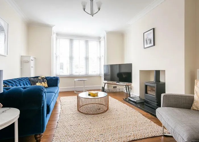 The Canary Way - Contemporary 4Bdr Home With Parking
