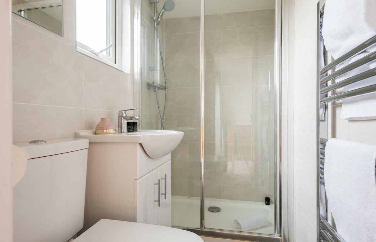 The Canary Way - Contemporary 4bdr With Parking *