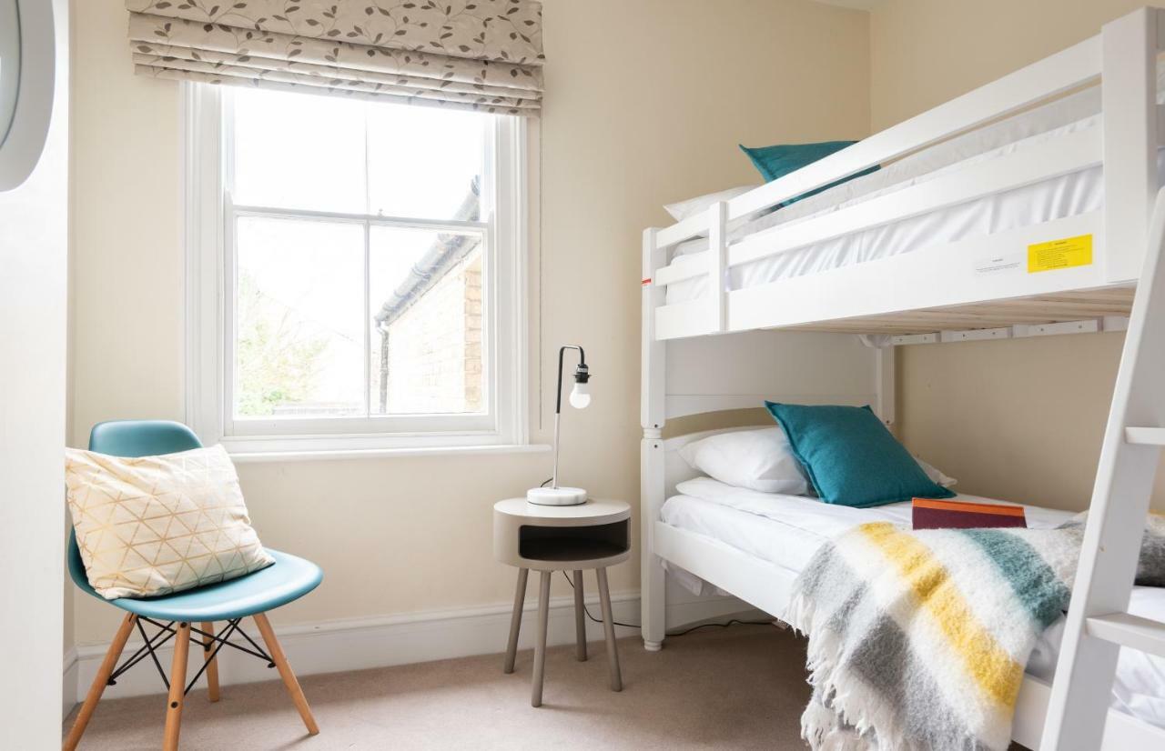 The Canary Way - Contemporary 4bdr With Parking *
